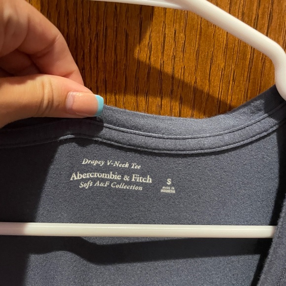 Abercrombie and Fitch drapey V neck tee. soft collection - Picture 3 of 3
